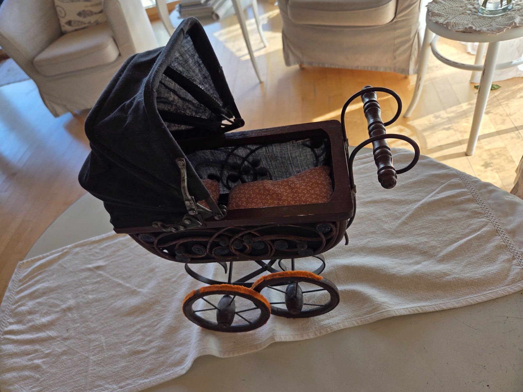Alle Dekorationen: Kleiner alter Puppenwagen – Gebraucht aus Lostorf von Mugi_82