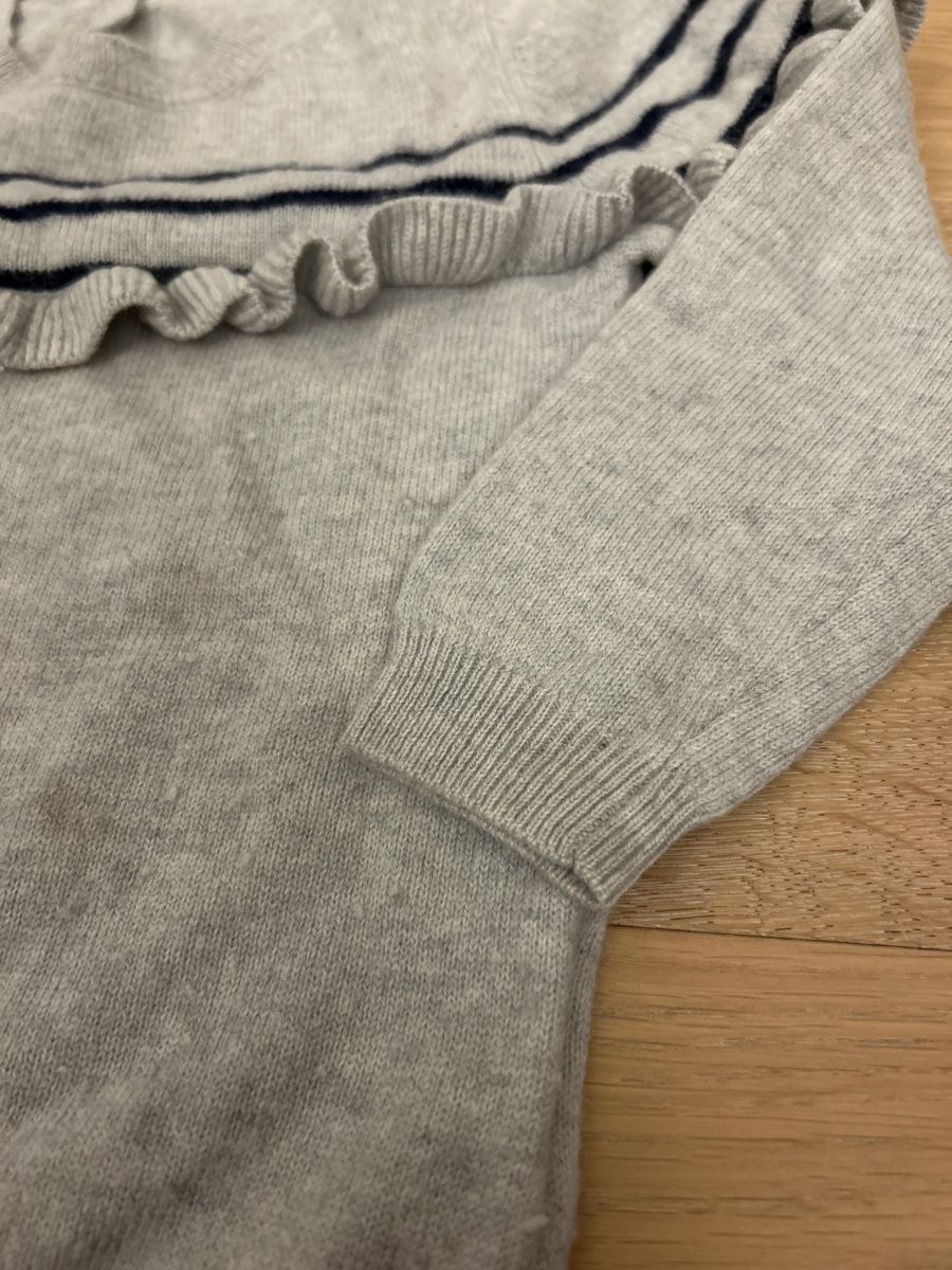 Pulls et sweat-shirts: Grauer Kaschmir Pullover mit Rüschen Grösse ca 98 – D'occasion à Olten par kleinundfeinfashion 1