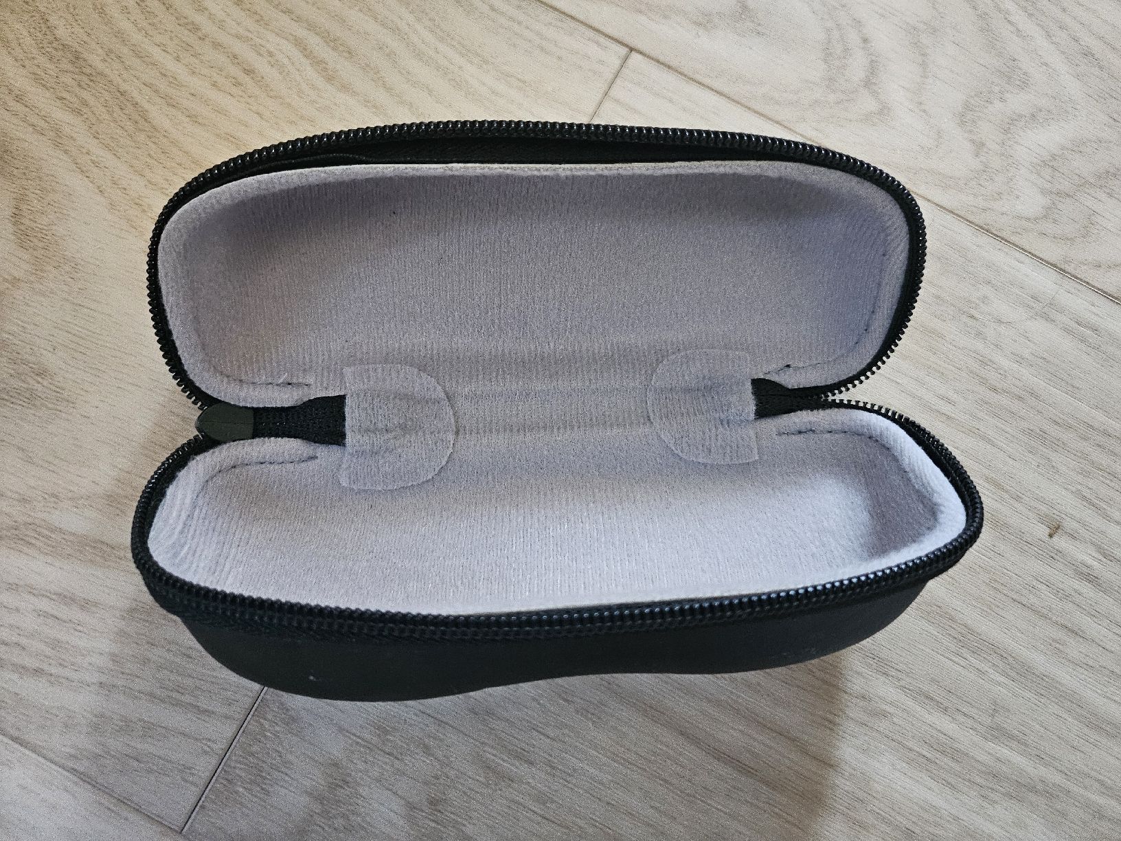 Altro in  Abbigliamento & Accessori: Étui à lunettes Vogue noir rigide – Usato da La Joux FR venduto da car_ck96 1