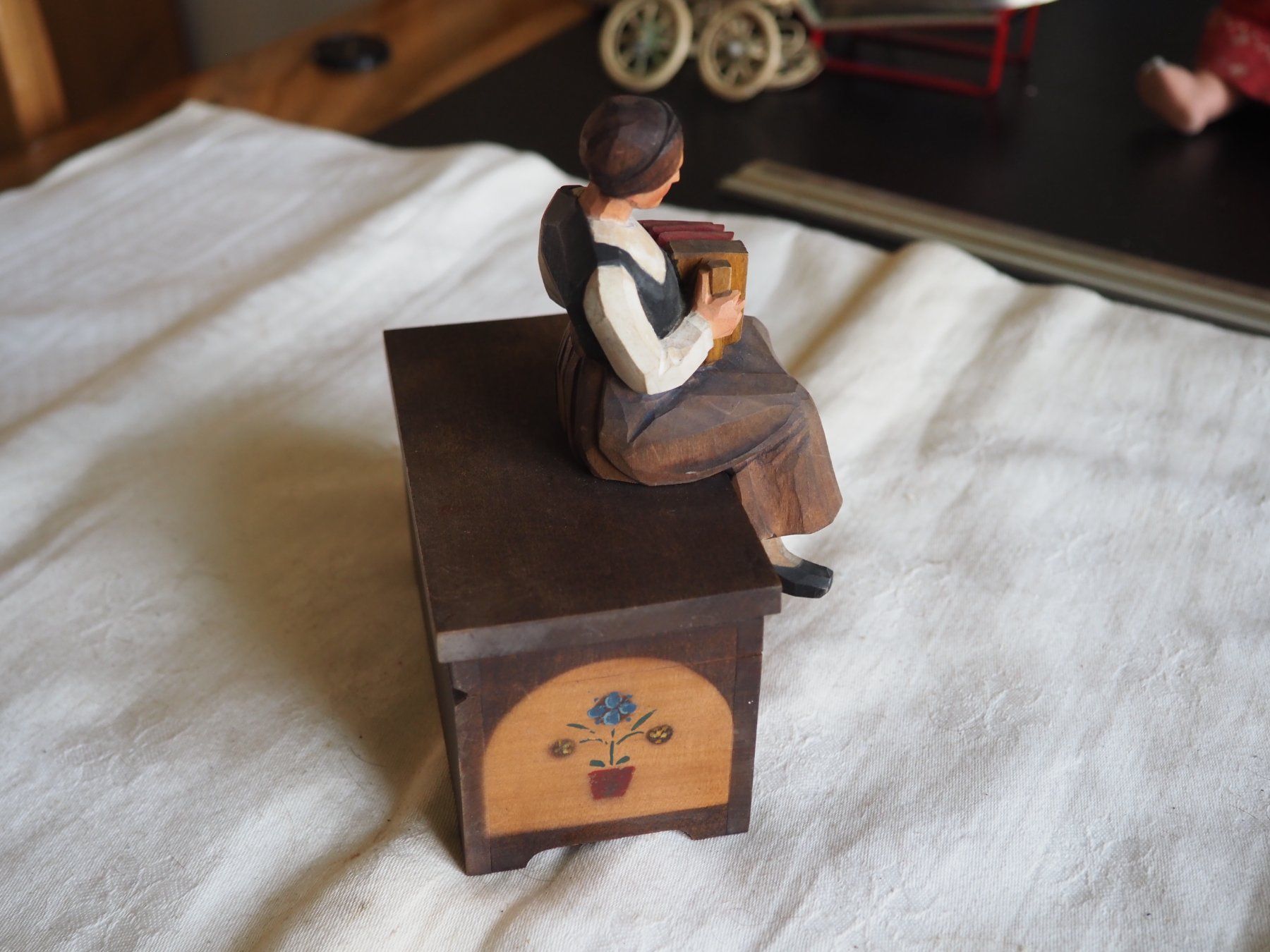 Statuette: Schatulle mit Handorgel Spielerin, Brienzer Schnitzerei – Usato da Schänis venduto da Wewu 2