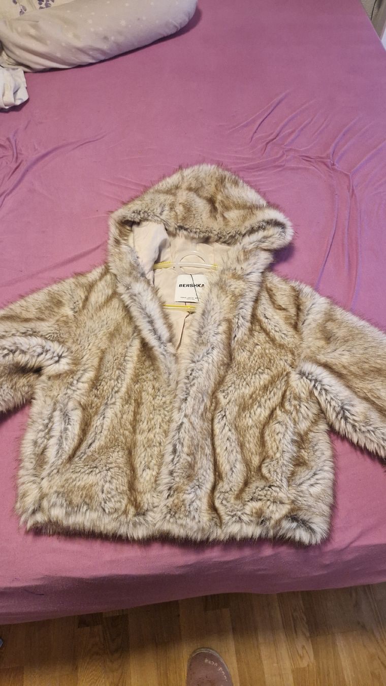 Bershka Jacken: Bershka kunstfell Jacke – Neu (gemäss Beschreibung) aus Dietikon von matej069 1