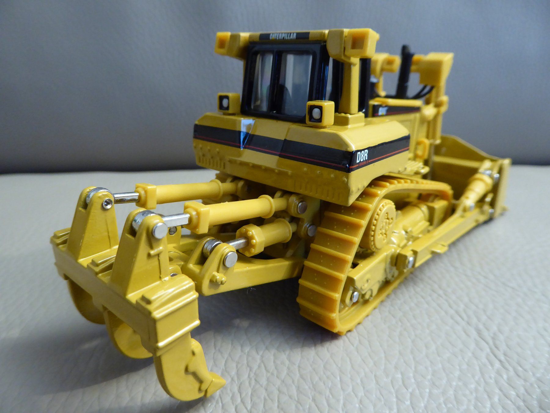 Caterpillar Escavatori: Kettendozer CAT D8R Tractor 1:50 – Nuovo (secondo la descrizione) da Hettlingen venduto da Zambole 2