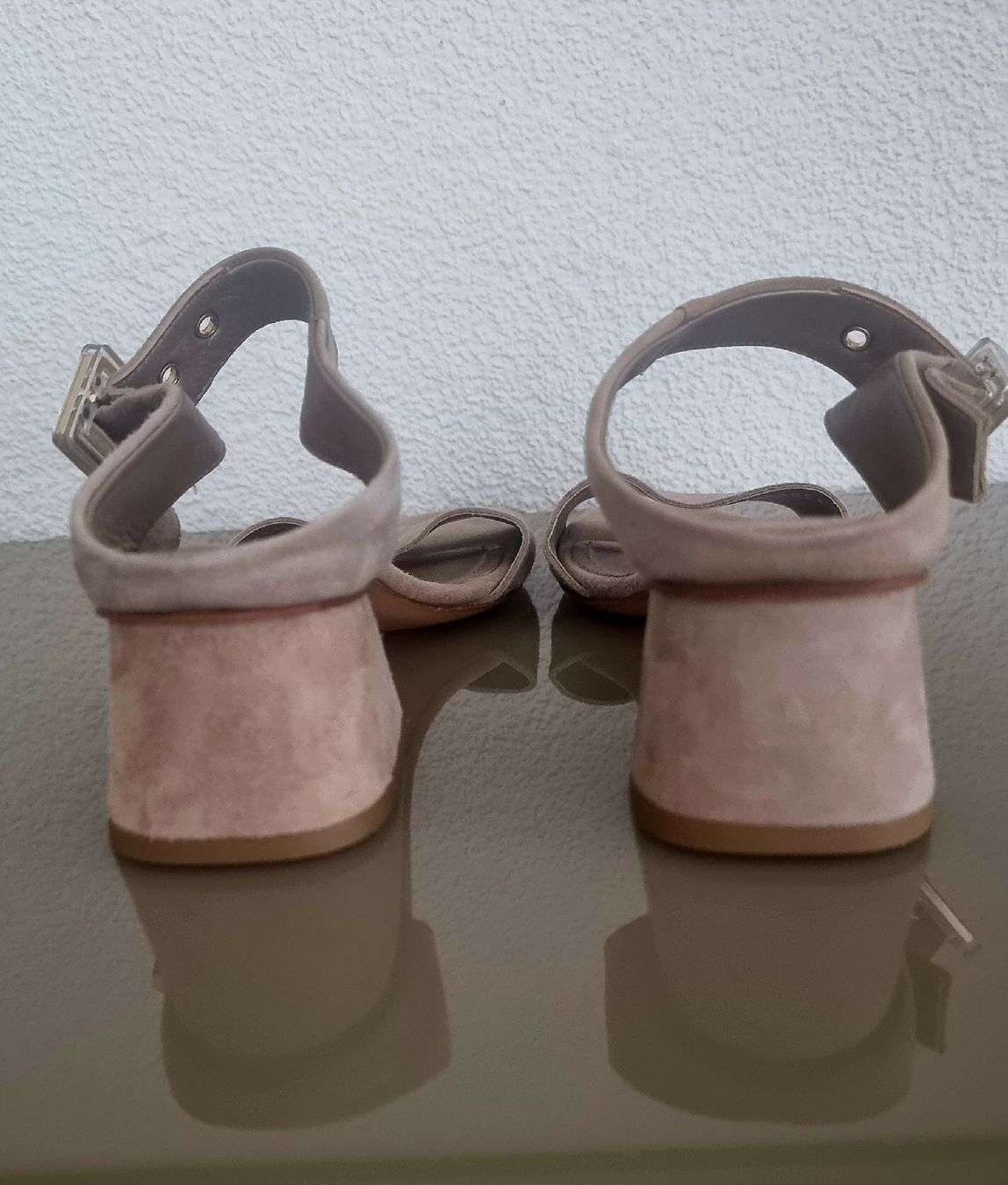 AGL Scarpe da donna: AGL Sandale 37 Wildleder taupe – Nuovo e nell'imballaggio originale da Untereggen venduto da cla_kb2w 2