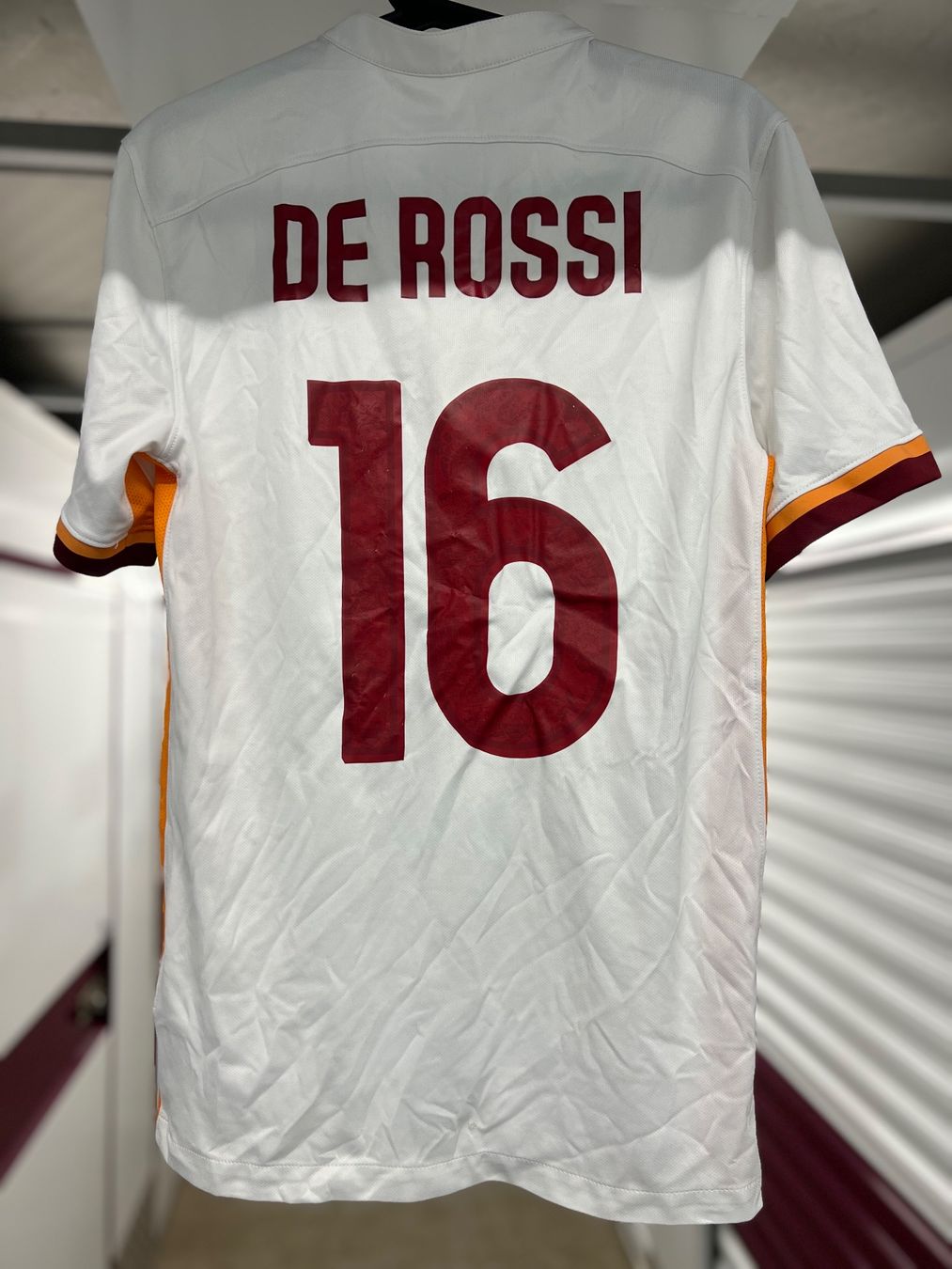 Nike Canottiere & Pantaloni: Nike AS Roma 2015-2016 away De Rossi – Usato da Cully venduto da DealerPrice 1