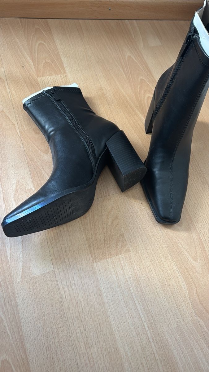 Pull&Bear Damenschuhe: Black square toe boots, never used – Neu (gemäss Beschreibung) aus Basel von aay_l5ht