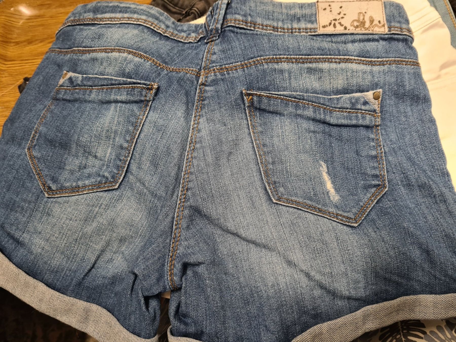 Pantaloni: Jeans Shorts Gr.38 – Usato da Amriswil venduto da used2use 1
