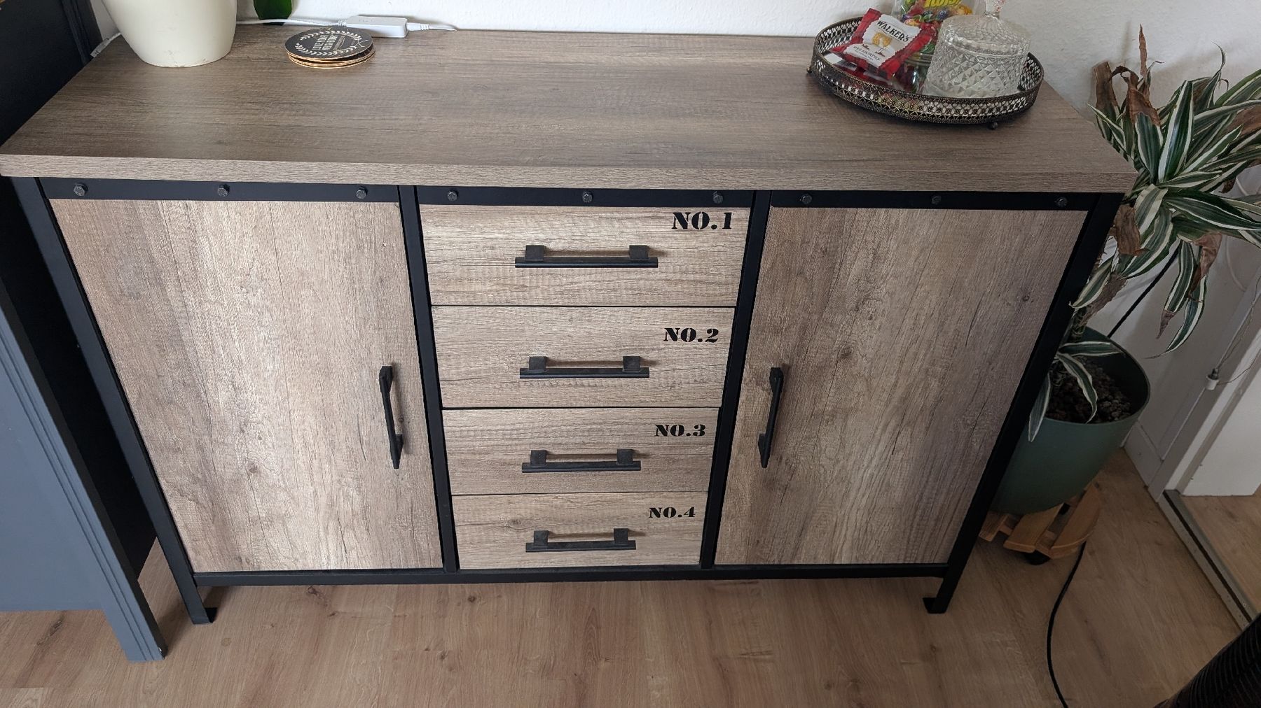 Commodes: Kommode Holzoptik Metallgestell – D'occasion à Bremgarten AG par Tabea1108