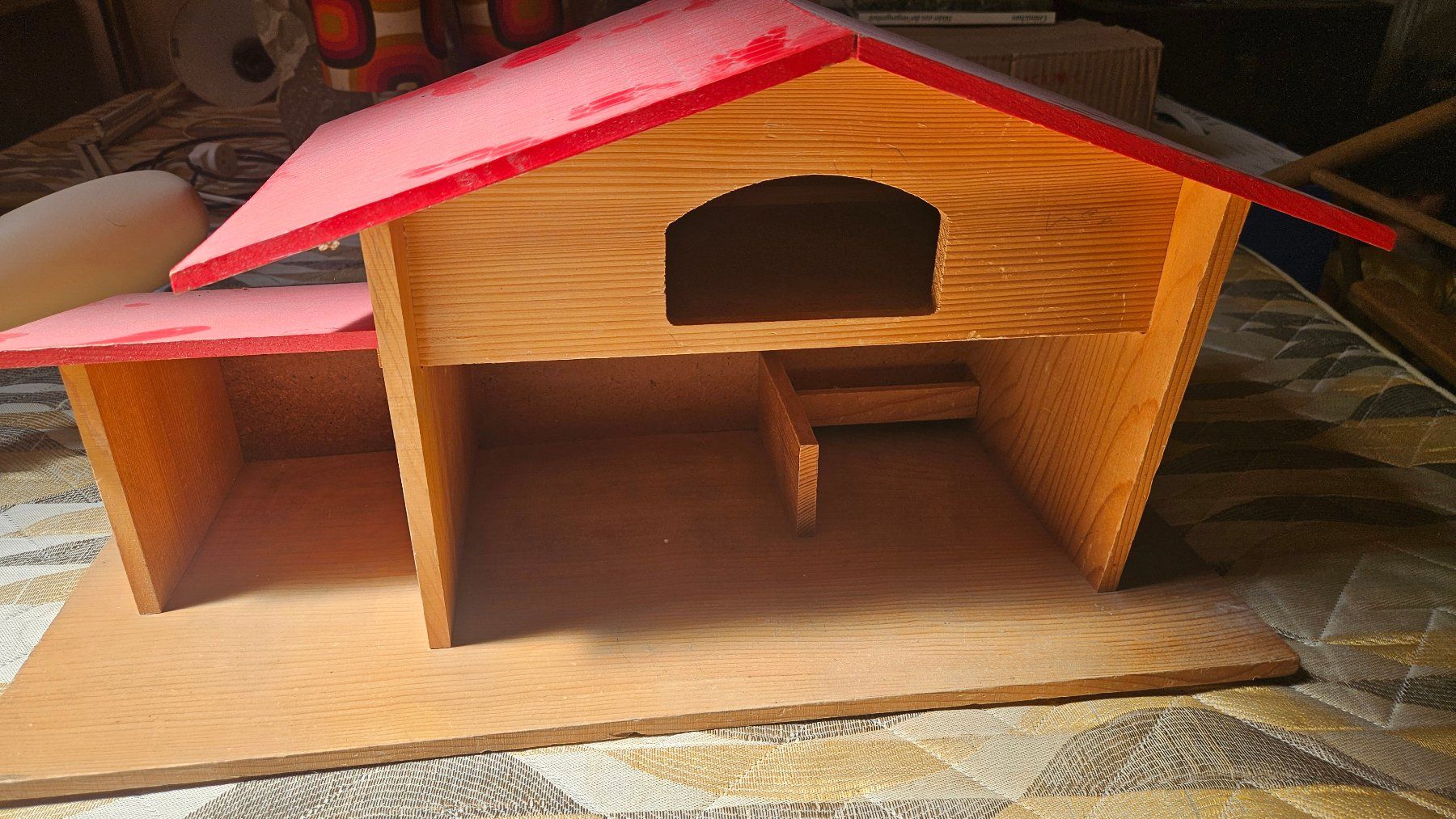 Spielzeuge: Spielzeugstall Holz rotes Dach – Gebraucht aus Suhr von Jensdetlef