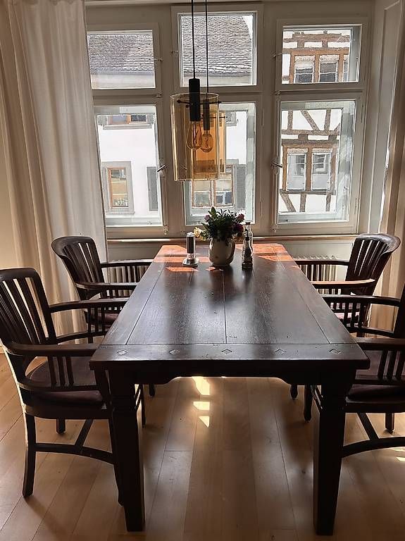 Set di tavolo e panche: Esstisch & 4 Stühle aus dunklem Holz – Usato da Schaffhausen venduto da ASchweigatz