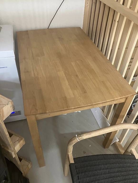 Set di tavolo e panche: Kleiner Tisch mit 2 Stühlen aus Holz – Usato da Emmen venduto da luk_6w7s