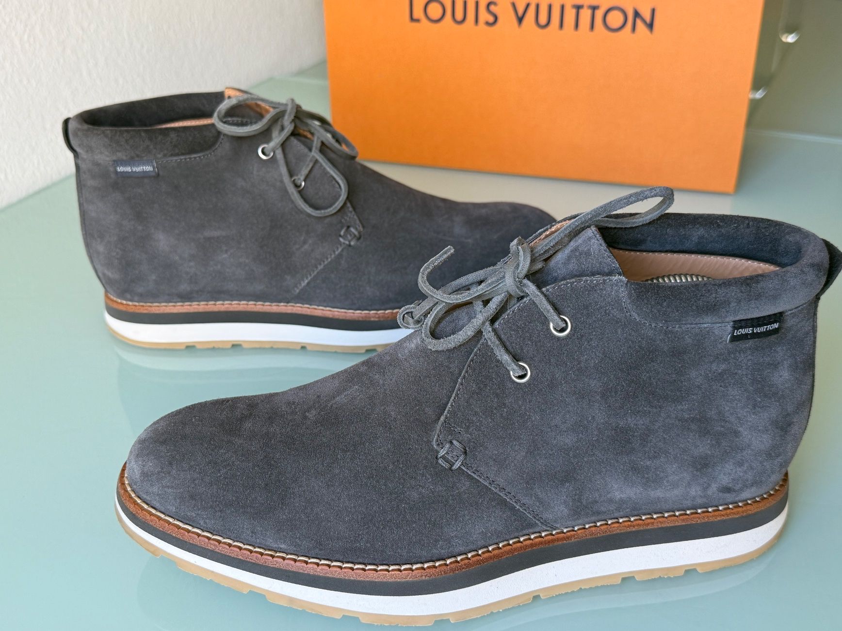 Louis Vuitton Herrenschuhe: LOUIS VUITTON Chukka Wingtip GrauWildleder Stiefel Boot 43.5 – Gebraucht aus Kreuzlingen von kruezbiz 6