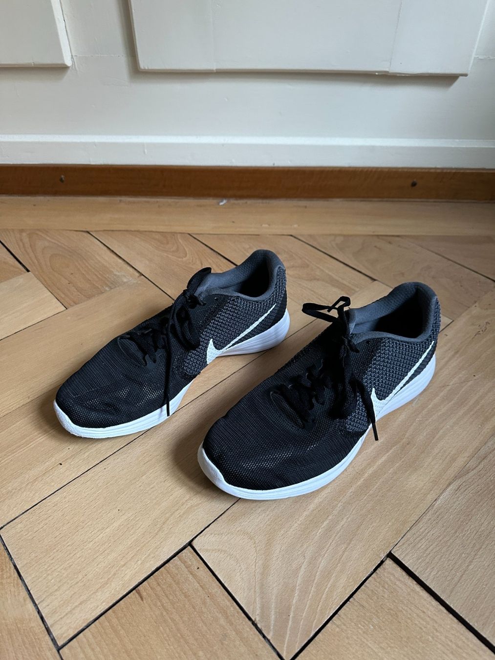 Nike Scarpe da donna: NIKE - Sneaker Laufschuh schwarz-grau 40 – Usato da Zürich venduto da Diazaio