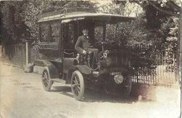 RHEINFELDEN: Oldtimer-Kurtaxi (?) mit Dienstmann