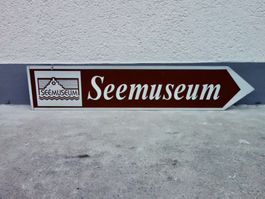 braunes Strassenschild SEEMUSEUM Wegweiser SEE MUSEUM braun