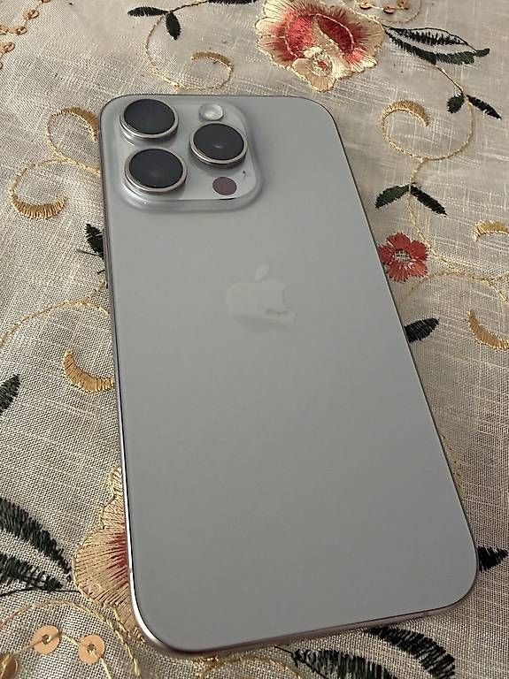 Handys / Smartphones: iPhone 15 pro 128 Go – Gebraucht aus Montreux von Memecita