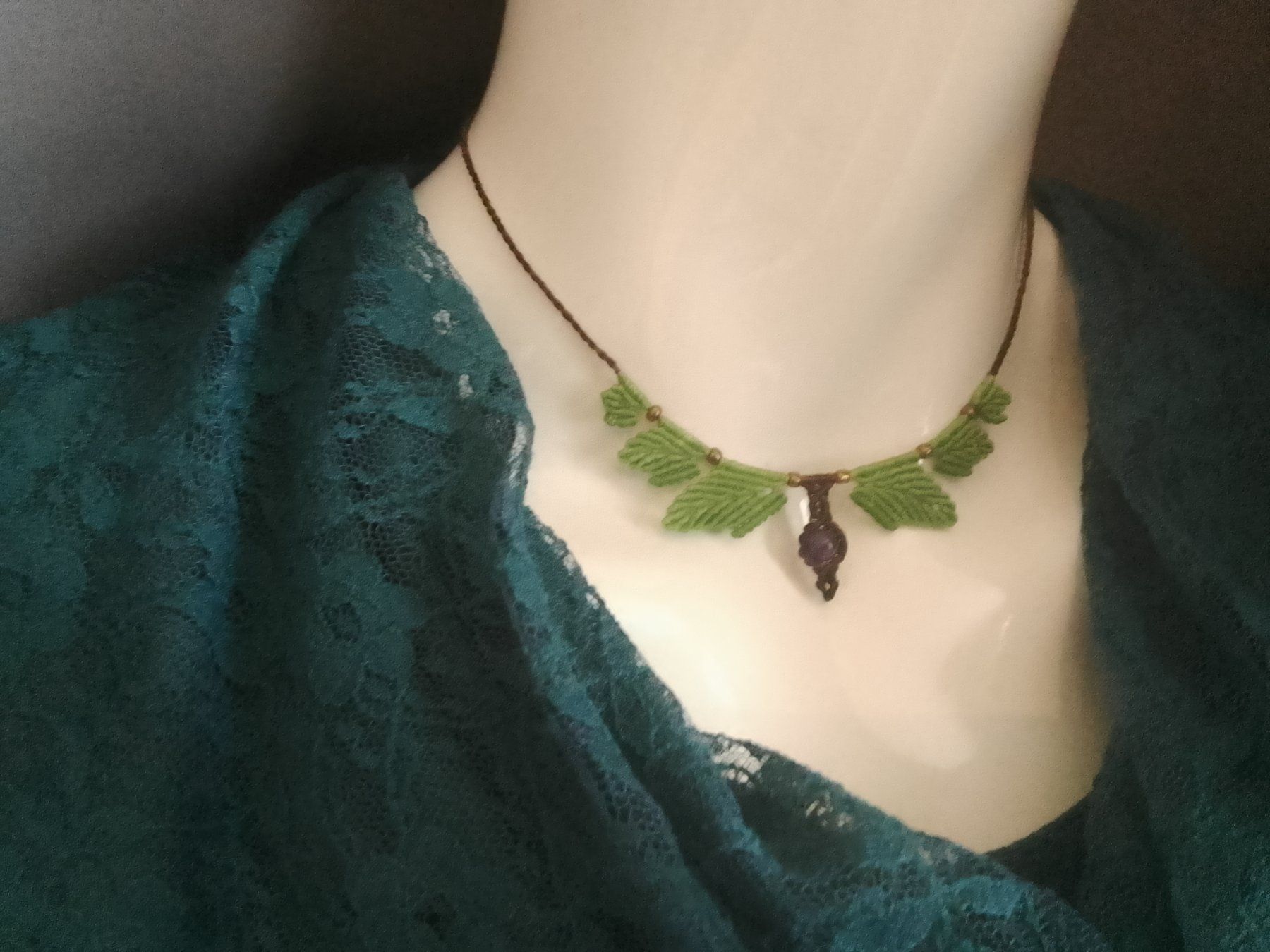 Catenine: florale Makramee Kette/ Choker mit Amethyst - Handgearbeitet – Nuovo (secondo la descrizione) da Pfäffikon ZH venduto da Emporos_42 2