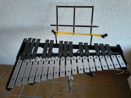 Glockenspiel mit Ständer und Schlägeln, sehr guter Zustand