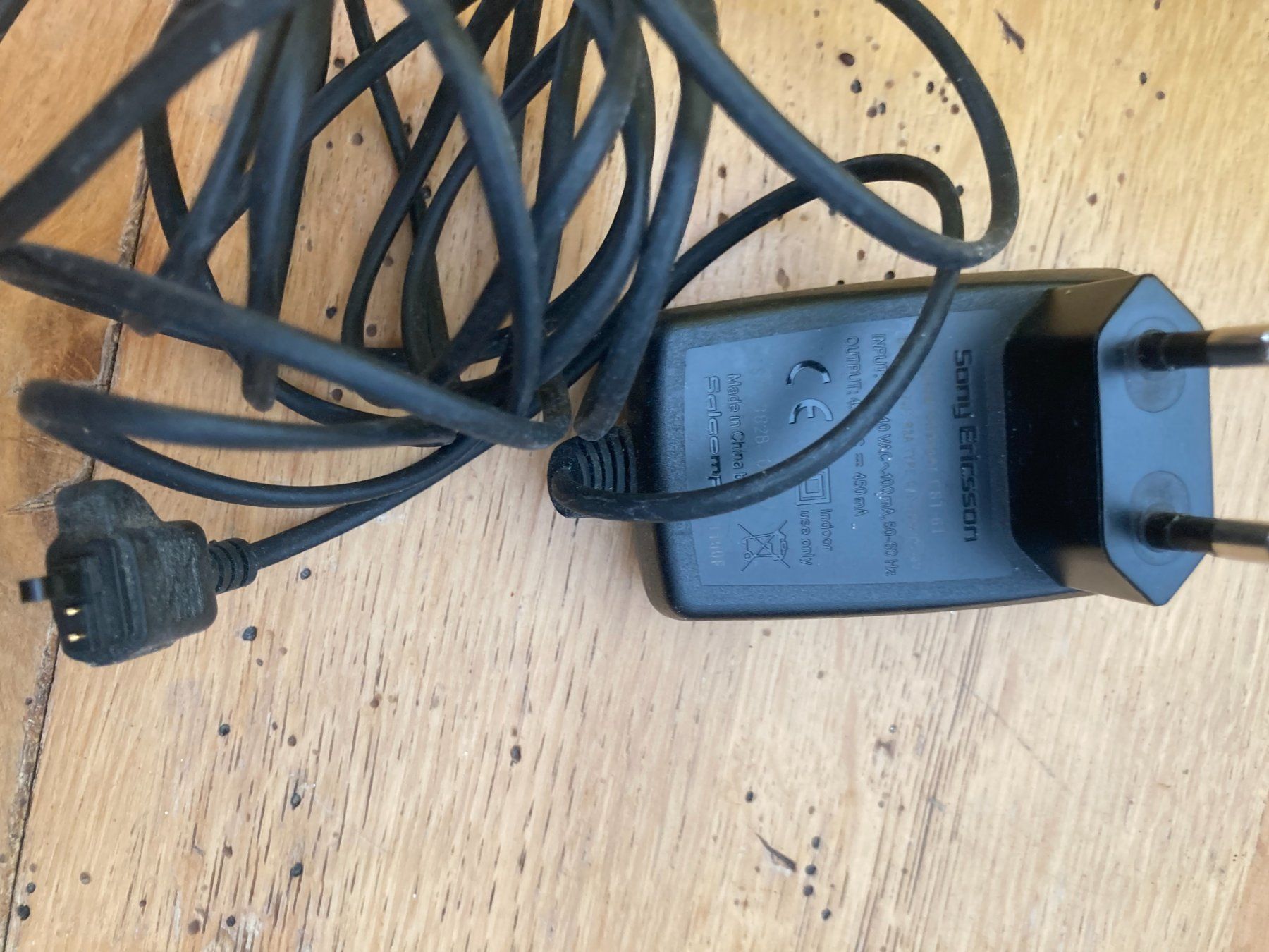 Sony Caricabatterie: Sony Ericsson Ladegerät CST-B1 / 4.9 VDC 450mA – Usato da Eglisau venduto da Shoprabbit 1
