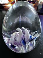 Studio-Glas Skulptur / Paperweight mit handgravierter Signat