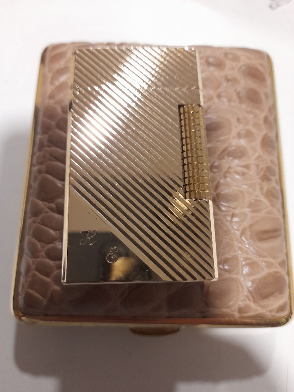 Accendini: Zaima lighter gold case striped with monogram K E – Usato da Richterswil venduto da ara_9vyr 2