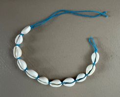blaue Fusskette mit weissen Muscheln 🐚