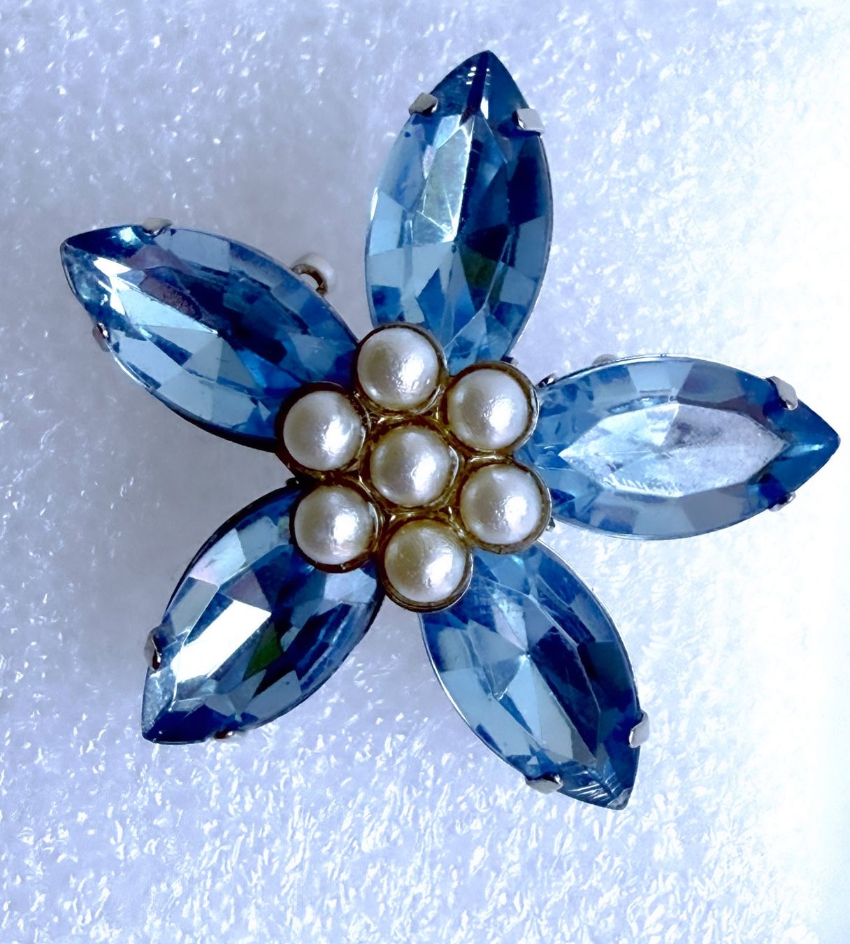 Broches & Aiguilles: Fünfblättrige Modeschmuck-Brosche in Blütenform***** – D'occasion à Dübendorf par Orchid18