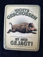 Blechtafel:   NICHTS GESCHOSSEN IST AUCH GEJAGT!