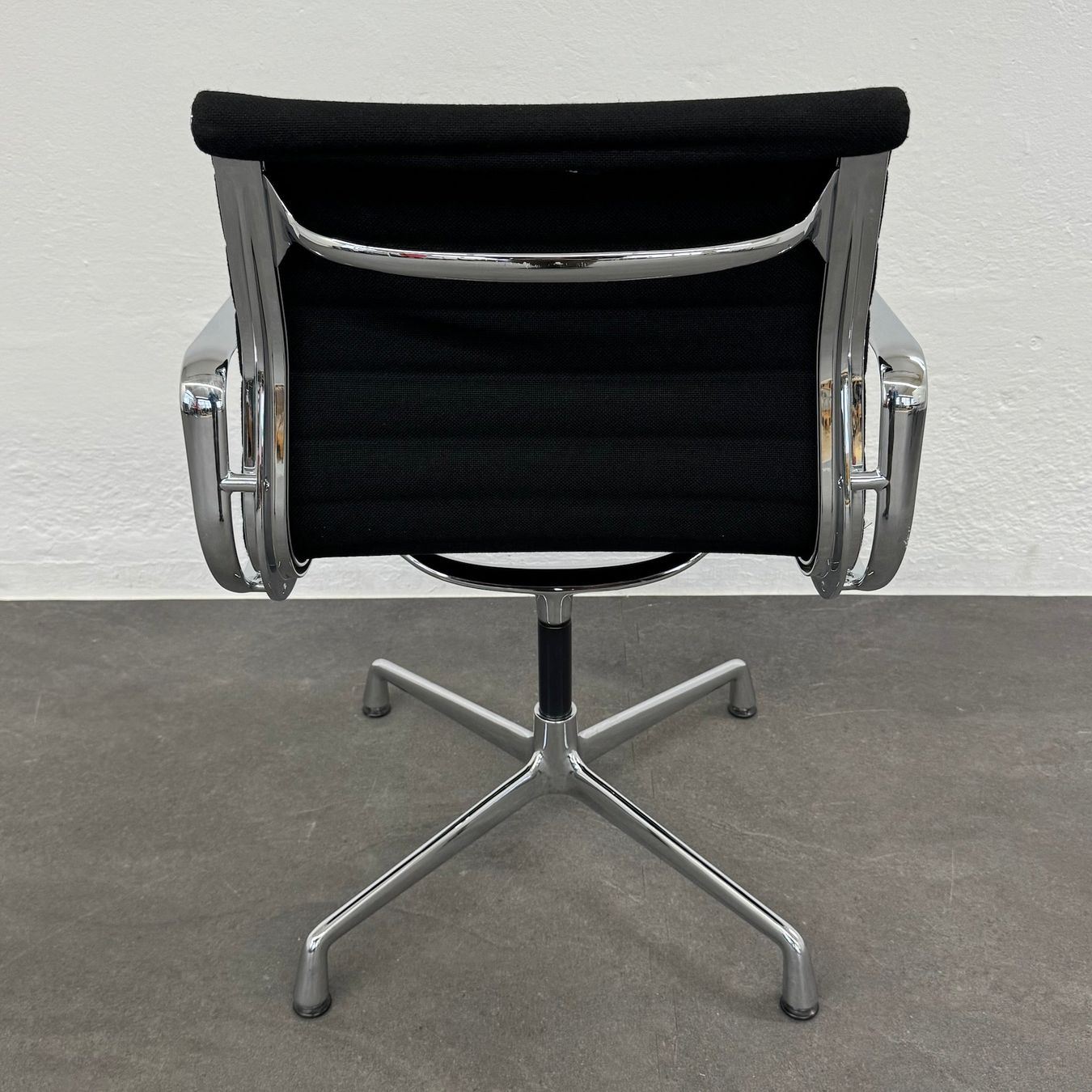 Sedie: Vitra Eames Alu Chair EA104 Hopsak – Usato da Schönenwerd venduto da mcofficeshop 4