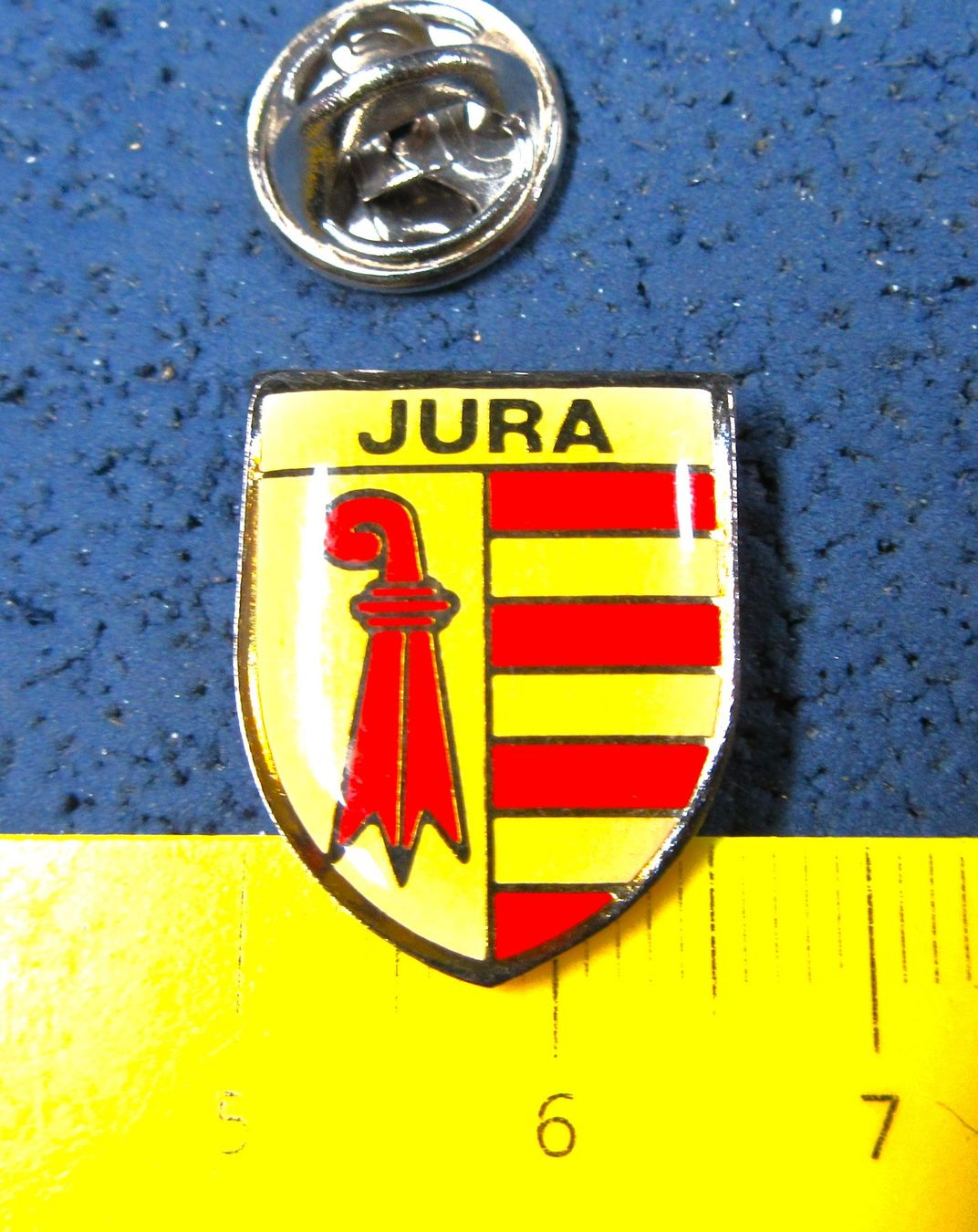 Swiss Plaketten & Abzeichen: JURA KANTONSWAPPEN PIN GLASIERT – Gebraucht aus Ettingen von Hausi4711