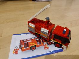 Feuerwehrauto mit viel Zubehör und Spielspass