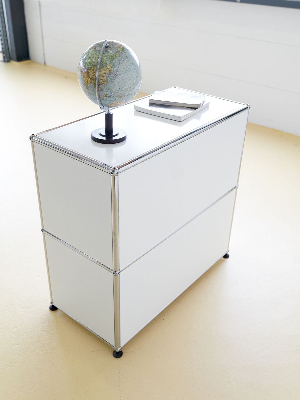 USM Cassettiere: USM Sideboard in Reinweiss mit Auszugtablar – Usato da Meinisberg venduto da atelier_TILIJA 4