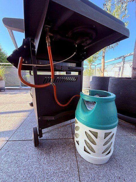 Grills: Gasgrill  mit 4 Brenner und Herdplatte – Gebraucht aus Arbon von Ray123 3