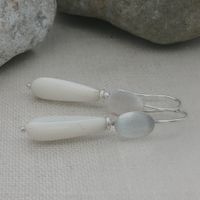 Feine Ohrringe mit Perlmutter in Silber