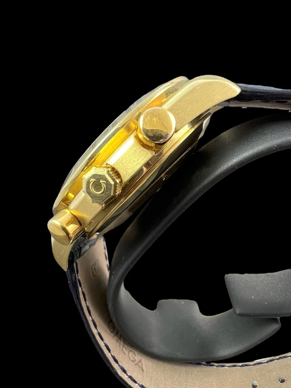 Omega Orologi: Omega Speedmaster Triple Date Mondphase Automatic 18k *U503 – Usato da Zürich venduto da GalerieInauen 5