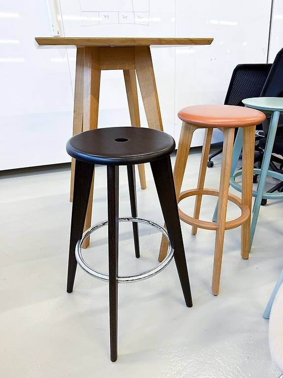 Sgabelli: VITRA Tabouret Haut - Holz – Nuovo e nell'imballaggio originale da Basel venduto da used. 2