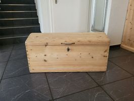 Wunderschöne antike Truhe aus Massivholz restauriert