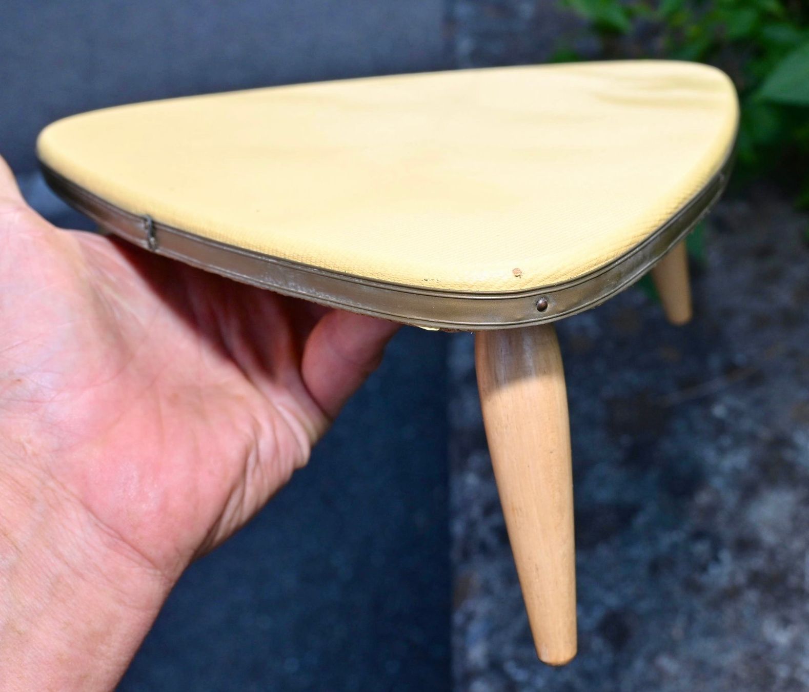 Hocker: Vintage Blumenhocker Höhe 10.5cm pflanzenhocker eigelb – Gebraucht aus Pfaffhausen von mono_rec 7