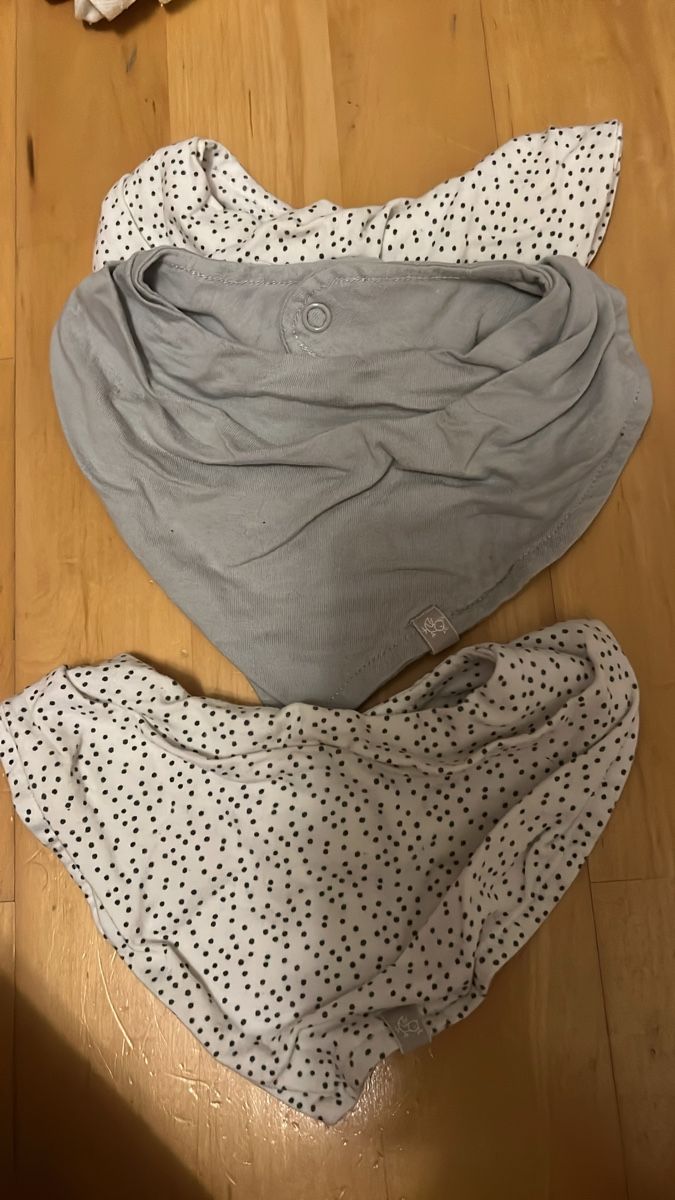 Bonnets & Echarpes: Spucktücher Baby – D'occasion à Toffen par Vanessa_Germann