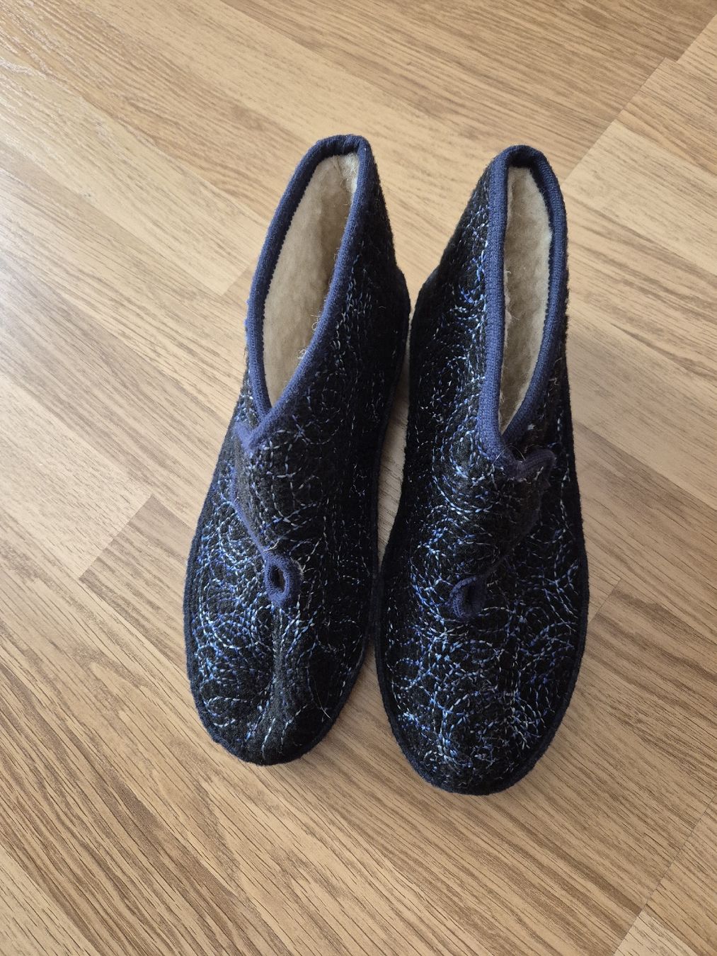 Scarpe da donna: Warme Hausschuhe, Grösse 42, – Usato da Langenthal venduto da Polarisstern