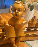 Holzfigur singendes Kind mit Vögeln auf Ast, guter Zustand