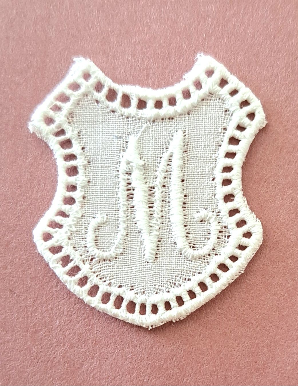 Tessuti: " M " Monogramme dentelle de coton ancienne- à coudre – Nuovo e nell'imballaggio originale da Hauterive NE venduto da ali_vintage