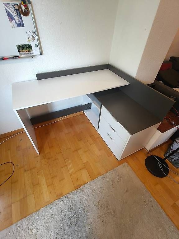 Ikea Scrivanie: Bureau d'angle / Eckschreibtisch – Usato da Bern venduto da pierreantoineblanc