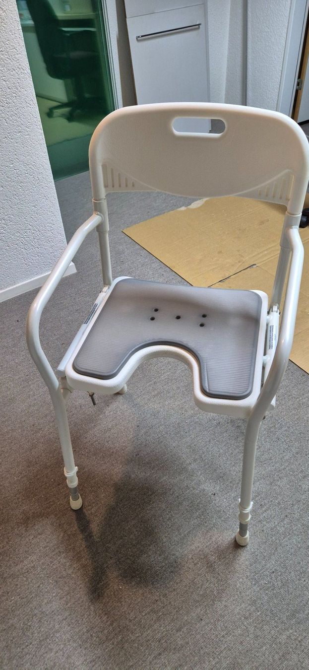 Duschen: Duschstuhl Duschklappstuhl – Gebraucht aus Huttwil von Hpb7