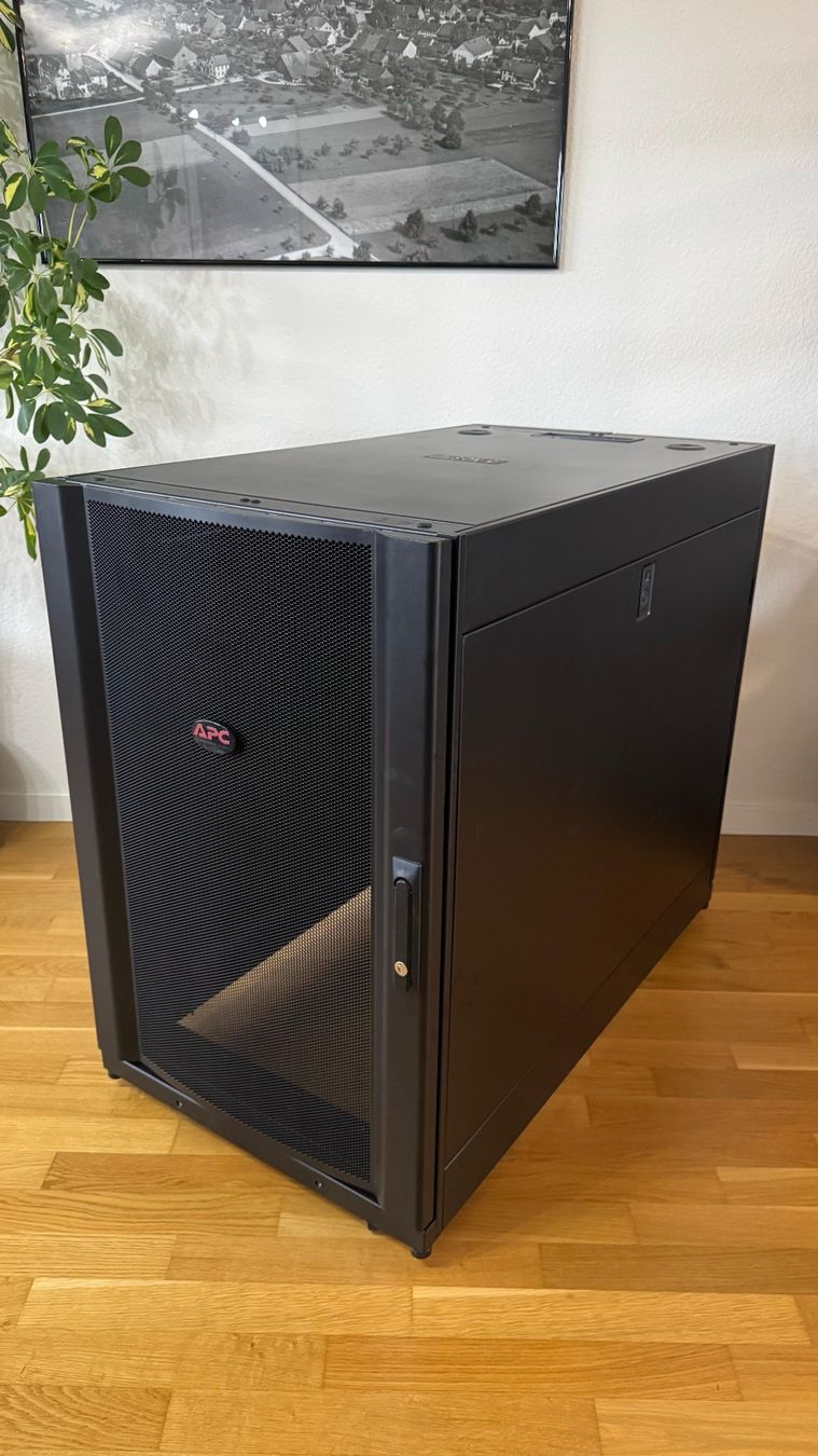 Apc Racks & Cavalletti: Rack - APC NetShelter (SX Cabinet) – Nuovo (secondo la descrizione) da Henggart venduto da Welcome04 9