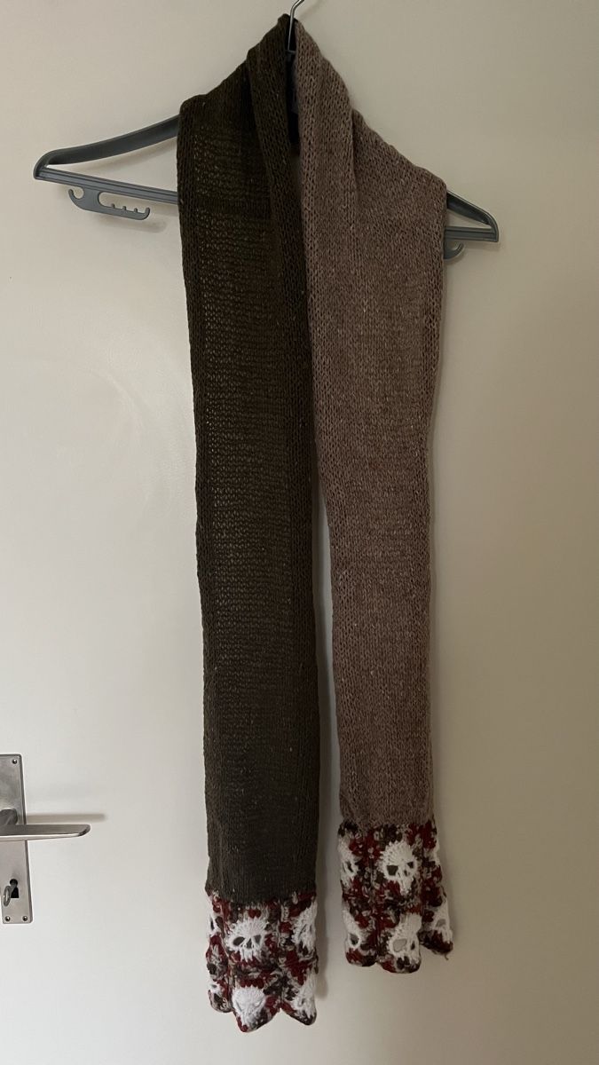 Foulard & Sciarpe: Schal mit Totenkopfmuster – Usato da Zürich venduto da vhaav1510 1