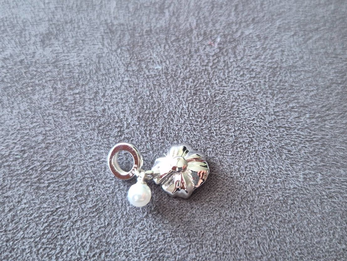 Ciondoli: Charm Rose mit Perle +Garantie – Nuovo (secondo la descrizione) da Rotkreuz venduto da Carbone_Bijou-Shop 2