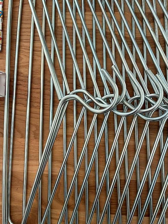 Sonstige Dekorationen & Accessoires: Kleiderständer aus Metall mit eisernen Kleiderbügel – Gebraucht aus Steffisburg von lar_r2c8 1