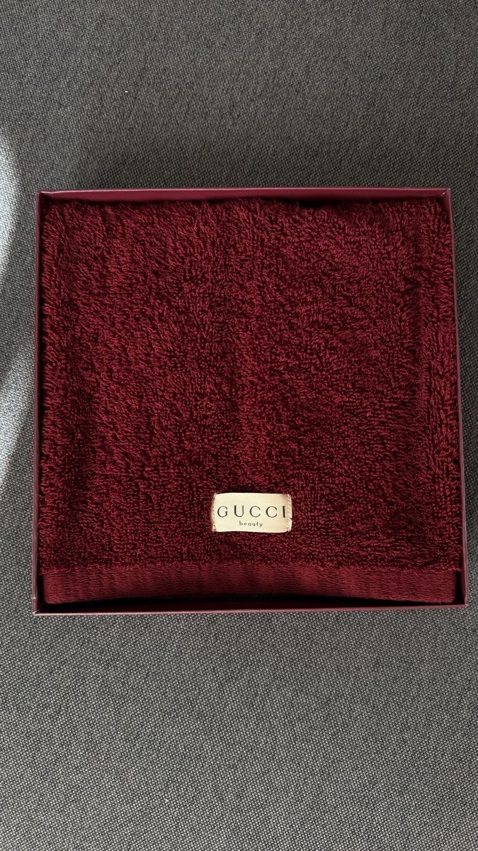 Gucci Serviettes de bain: Gucci Beauty Kleines Handtuch – Neuf (Voir description) à Zürich par sel_9kd