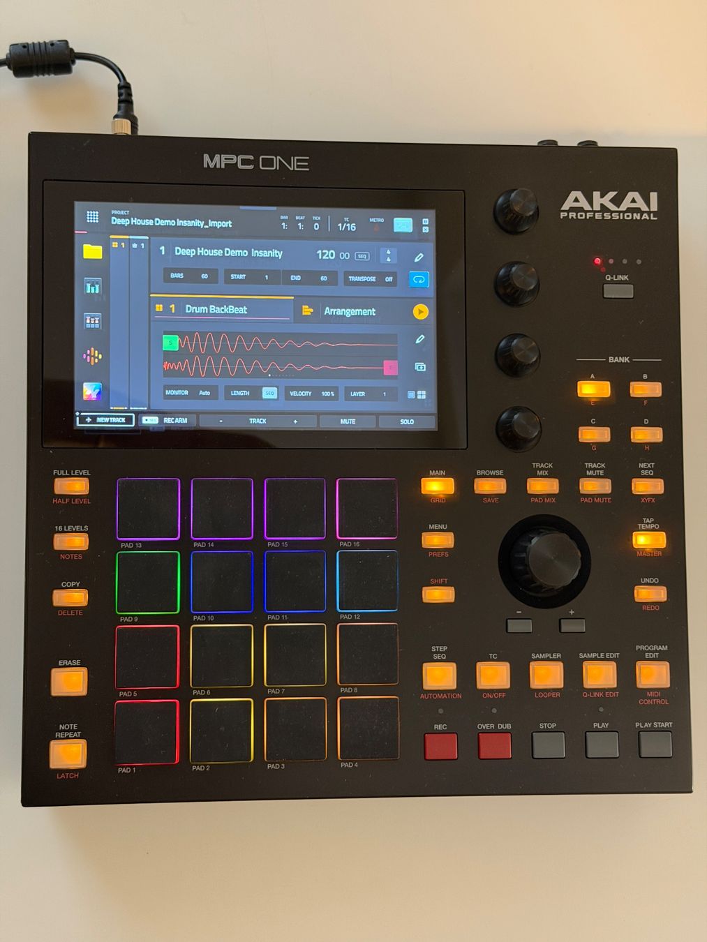 Akai Instruments de musique: AKAI MPC ONE – D'occasion à birsfelden par Ozpower