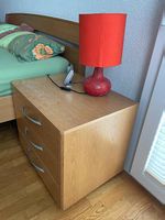 2 Nachttischchen mit Lampen